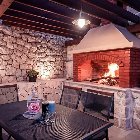 3 Bedroom Cozy In * Vid