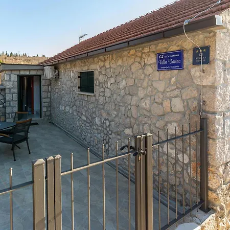 3 Bedroom Cozy In * Vid